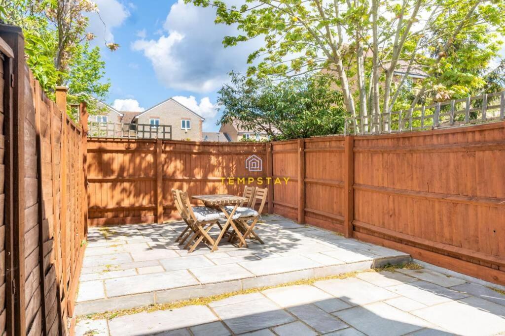 Cosy 2 Bed & Free Parking. Near Heathrow/Pinewood Villa Slough Exterior foto